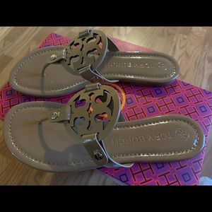 💯 Authentic Tory Burch Patent Leather Miller-Sand